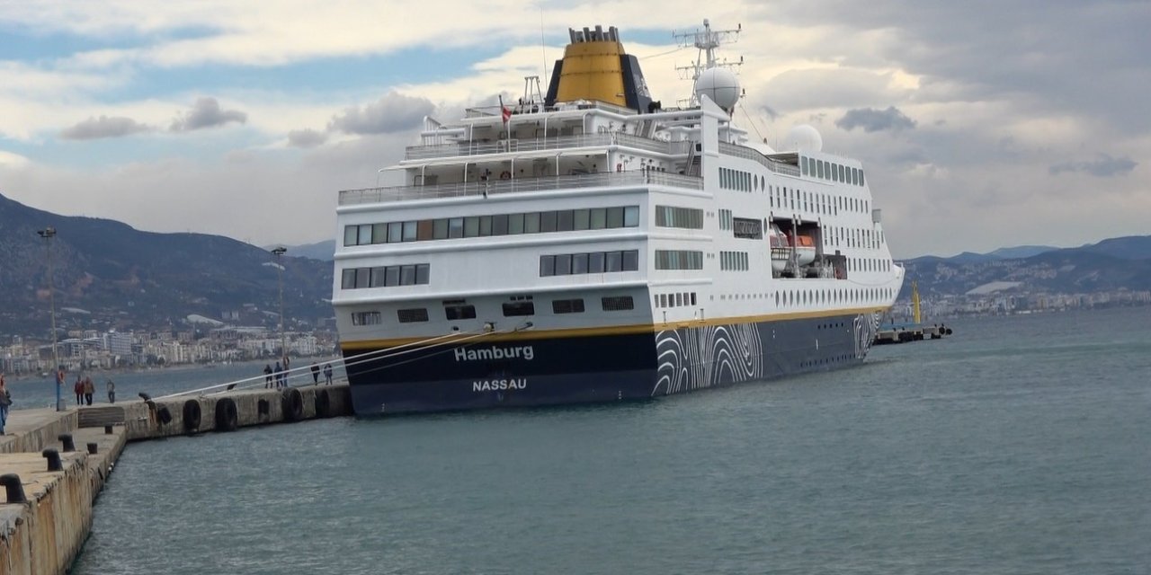 2025 Yılının İlk ‘kruvaziyer’ Gemisi Alanya İskelesine Demirledi