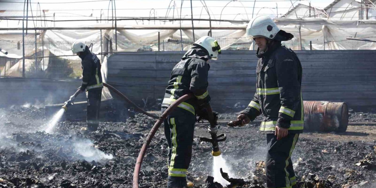 Antalya’da Hurdalıkta Çıkan Yangın Korkuttu