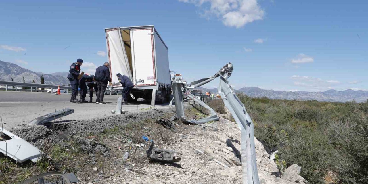 Antalya’da Feci Kazada 1 Kişi Hayatını Kaybetti, 2 Kişi Yaralandı