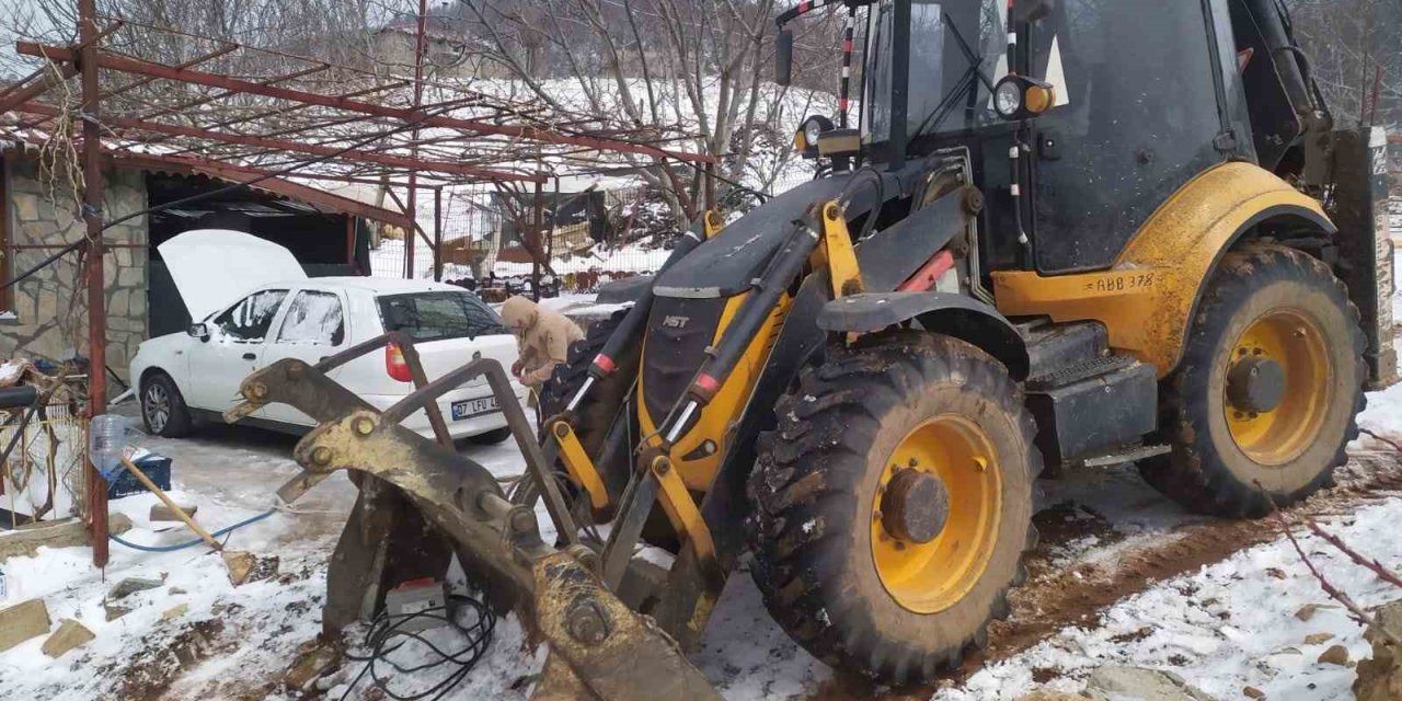 Büyükşehir Belediyesi’nden Alanya’da Kar Temizleme Çalışması