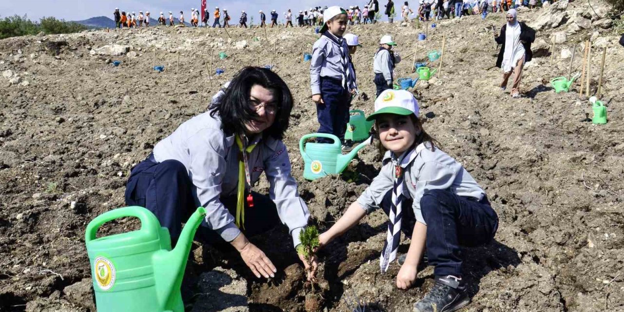 Mersin Valisi Toros, Çocuklarla Fidan Dikti