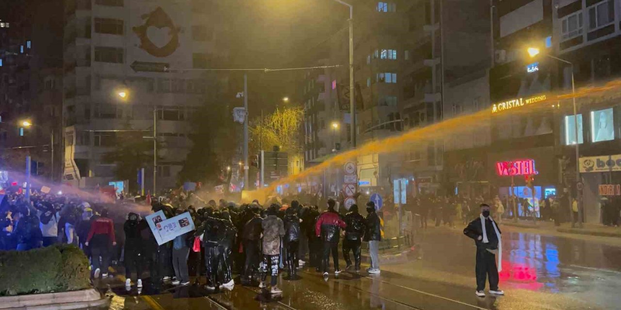 Patlayıcı Madde Atan Ve "dağılın" İkazını Dinlemeyen Gruba Polis Ekiplerince Müdahale Etti