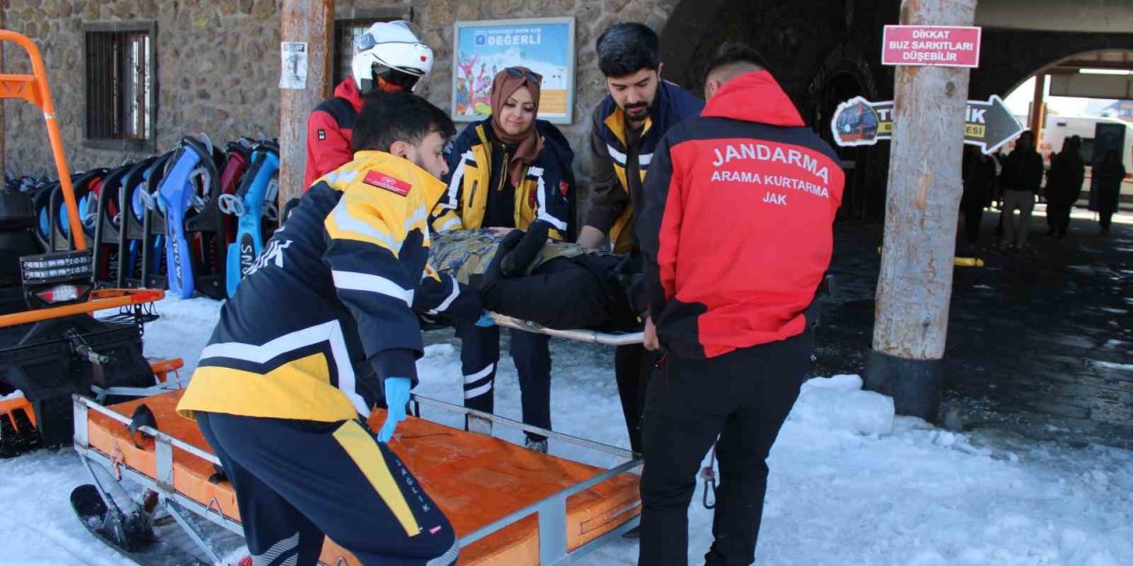 Erciyes’te Turistler Emin Ellerde