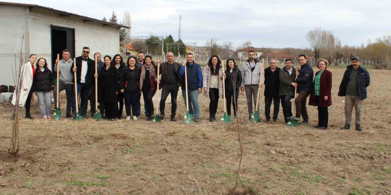 Yükümlüler 10 Çeşit 250 Meyve Fidanı Toprakla Buluşturdu