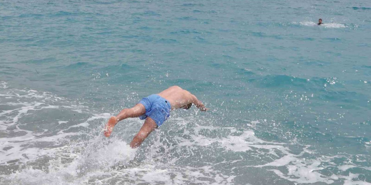 Bayram Tatilinin Son Gününde Konyaaltı Sahili’ne Akın Ettiler