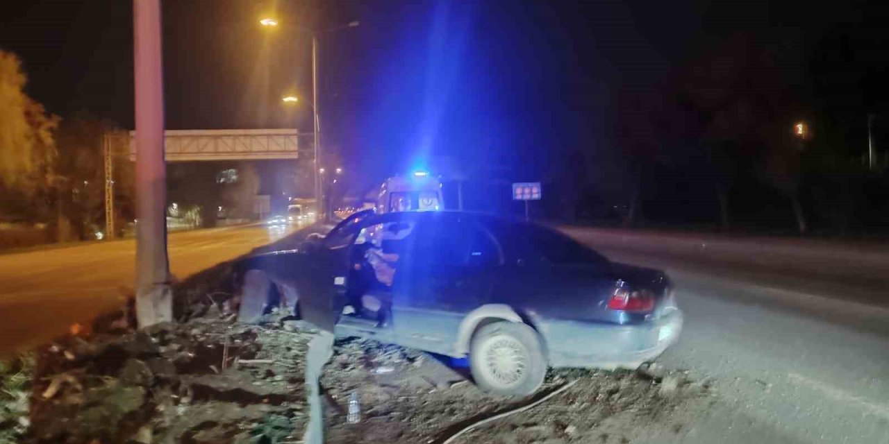 Alkollü Sürücünün Direksiyon Hakimiyetini Kaybettiği Araç Direğe Çarparak Durabildi