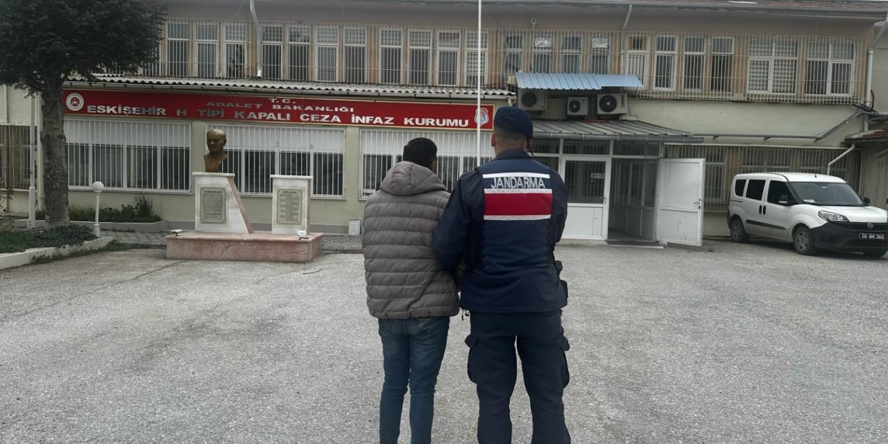 Kesinleşmiş 20 Yıl Hapis Cezası Bulunan Şahıs Hırsızlık Yaparken Suçüstü Yakalandı