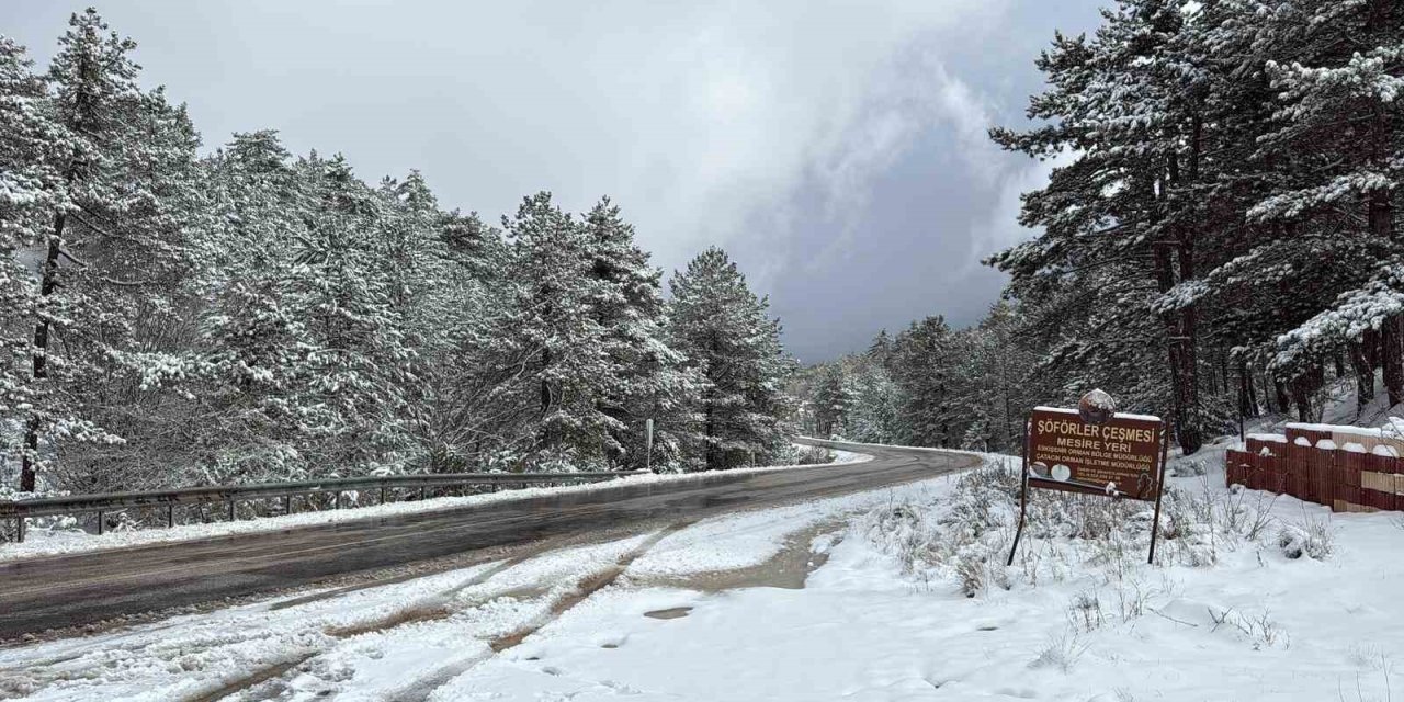 Eskişehir’in Akdeniz Olarak Bilinen Sarıcakaya İlçesi Beyaz Örtü İle Kaplandı