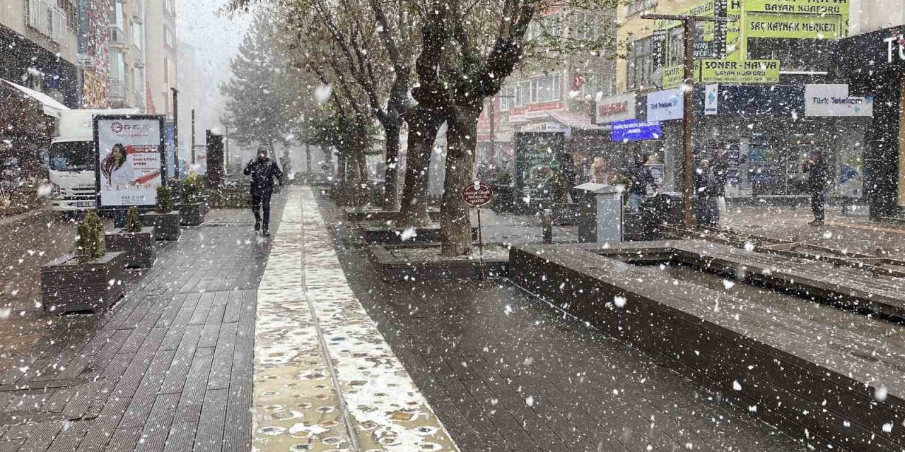 Eskişehir Kent Merkezinde Yoğun Kar Yağışı Etkili Oldu
