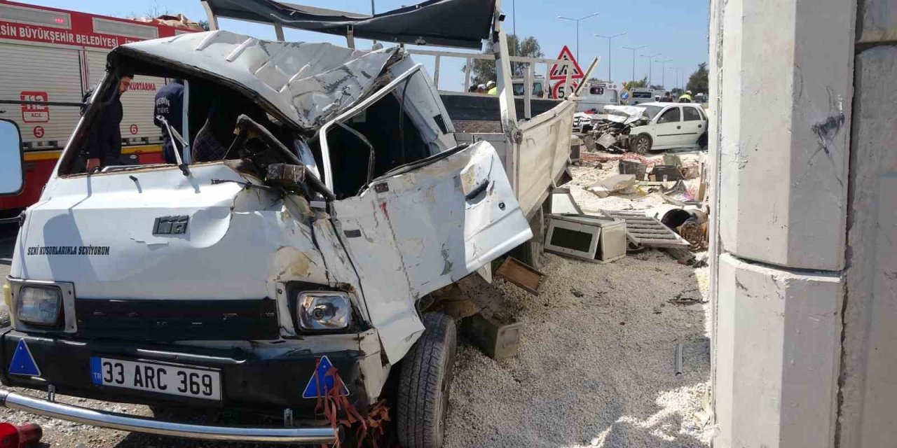 Otomobilin Çarptığı Kamyonet Otoyol Bağlantı Köprüsüne Vurdu: 1 Ölü, 3 Yaralı