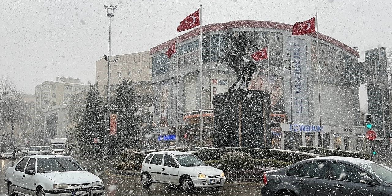 Nisan Ortasında Kar Sürprizi: Niğde Beyaza Büründü
