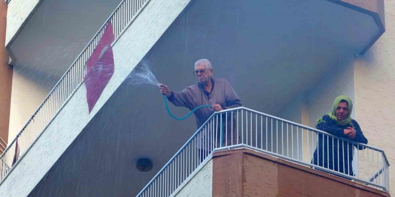 Alev Alev Yanan Kamyonete Damacana Ve Balkonlardan Hortumla Müdahale Ettiler