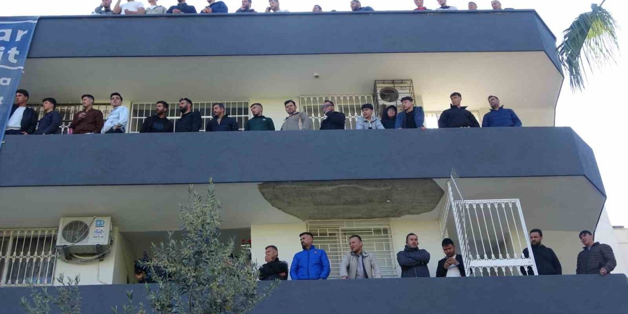 Futbol Aşkı, Süper Lig Değil Amatör: Taraftarlar Balkonları Ve Damları Doldurdu