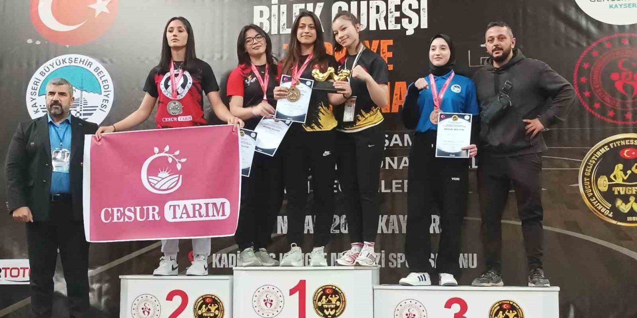 Eskişehirli Sporcu Bilek Güreşinde Çifte Zafer Kazandı