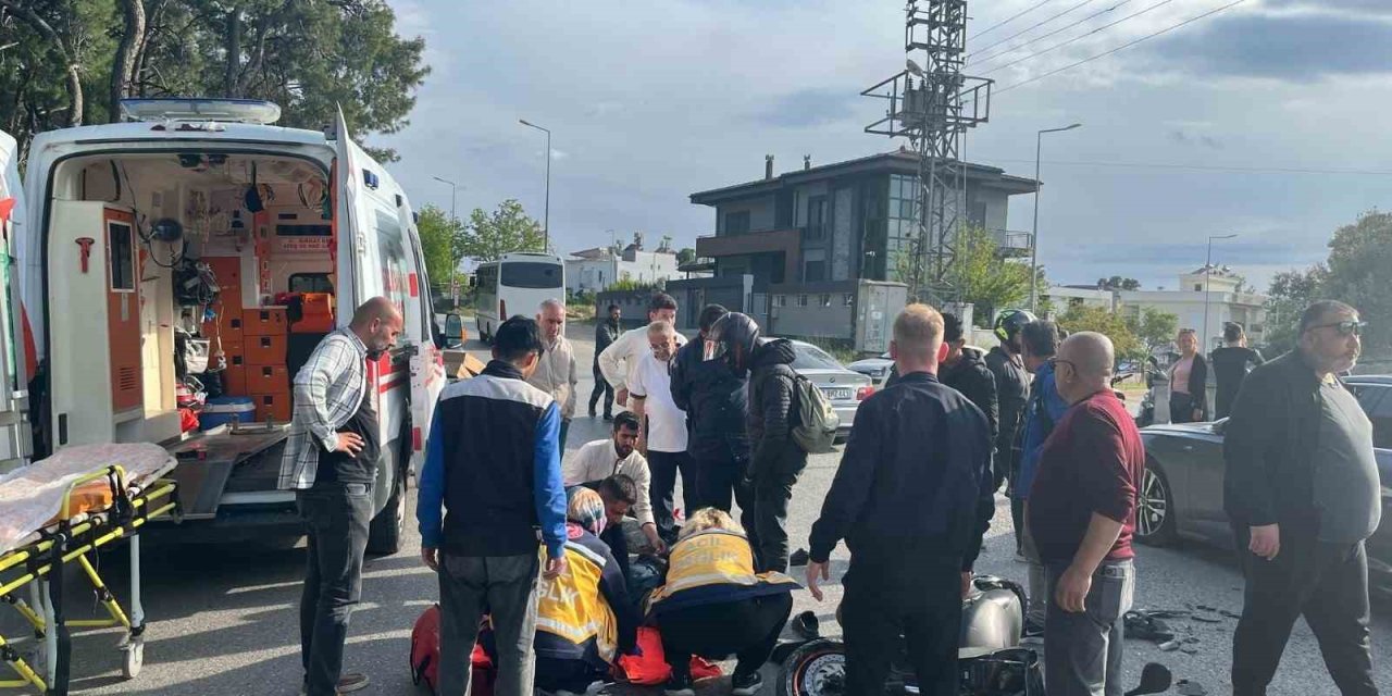 Tur Aracıyla Motosiklet Çarpıştı: 1 Yaralı