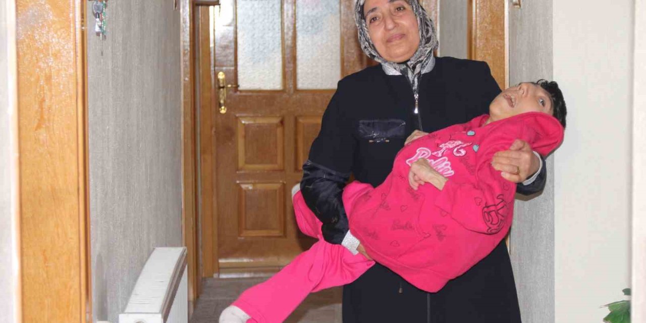 Eşinin "ne Haliniz Varsa Görün" Diyerek Terk Ettiği Kadın 33 Yıldır Engelli Kızına Tek Başına Bakıyor