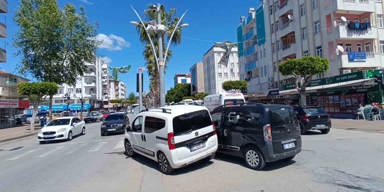 Antalya’da Kırmızı Işık İhlali Kazaya Neden Oldu: 1 Yaralı
