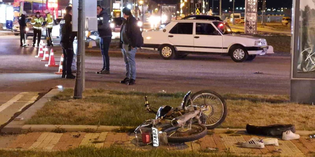 Otomobile Çarpan Motosiklet 15 Metre İleriye Savruldu: 1 Ölü, 1 Yaralı
