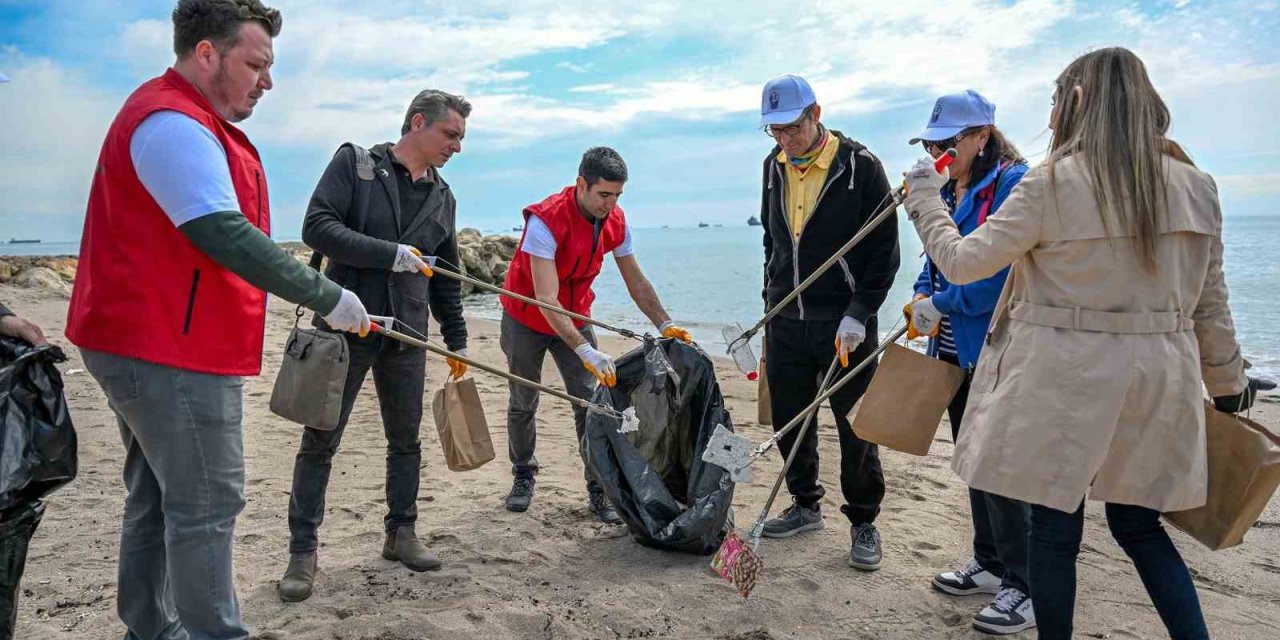 Mersin’de 182 Kişi Sahiller İçin Birleşti, 580 Kilo Çöp Toplandı