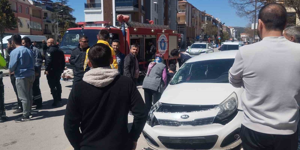 Antalya’da İki Otomobil Çarpıştı: 4 Yaralı