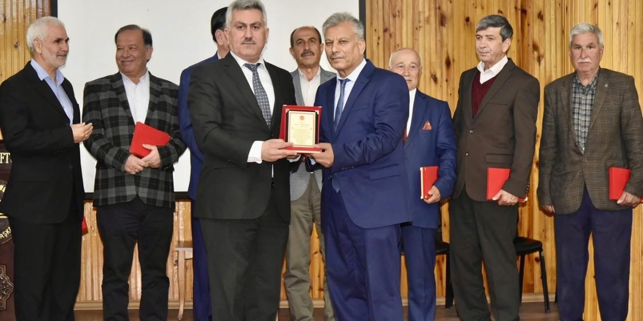 Emekli Din Görevlilerine Plaket