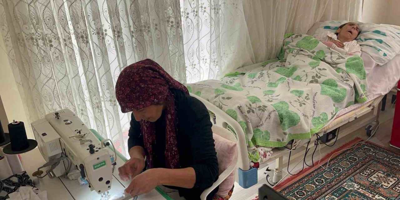 Yatağa Bağlı Annesine Bakmak İçin Belediyedeki İşini Bırakan Kadın, Diktiği Tokalarla Geçimini Sağlıyor