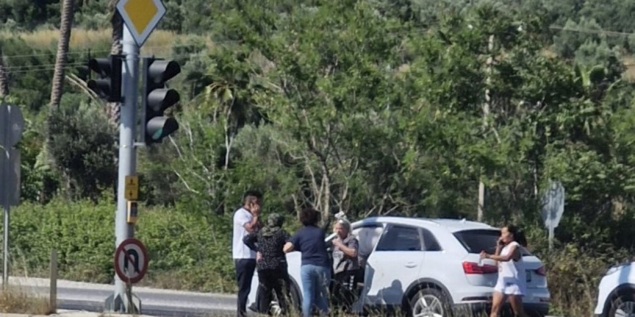 Manavgat’ta Kırmızı Işıkta Otomobil İle Kamyonet Çarpıştı: 3 Yaralı