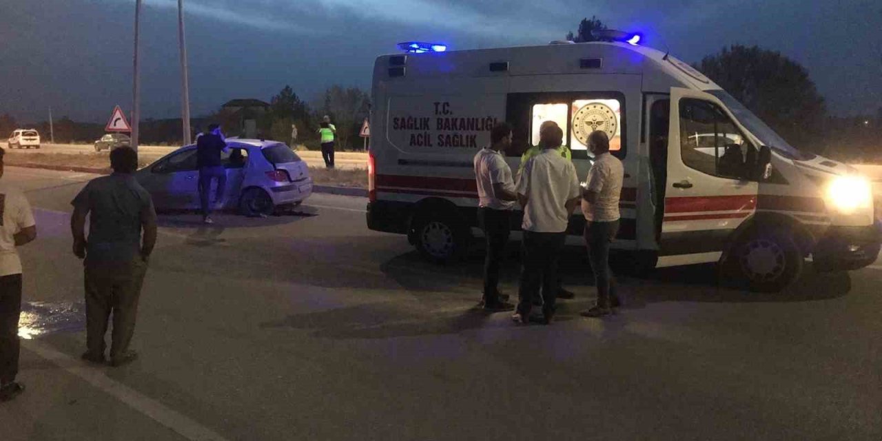 Otomobil Aydınlatma Direğine Çarptı: 1 Ölü