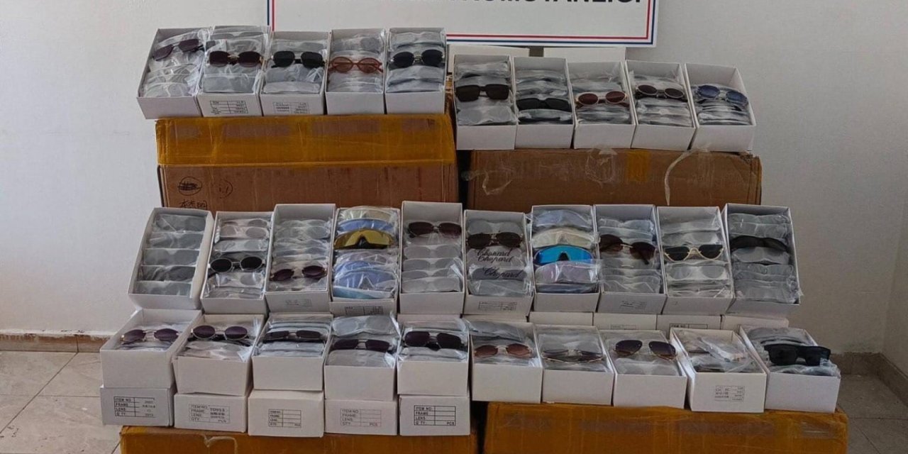 Antalya Gaziapaşa’da 15 Bin Adet Kaçak Güneş Gözlüğü Ele Geçirildi