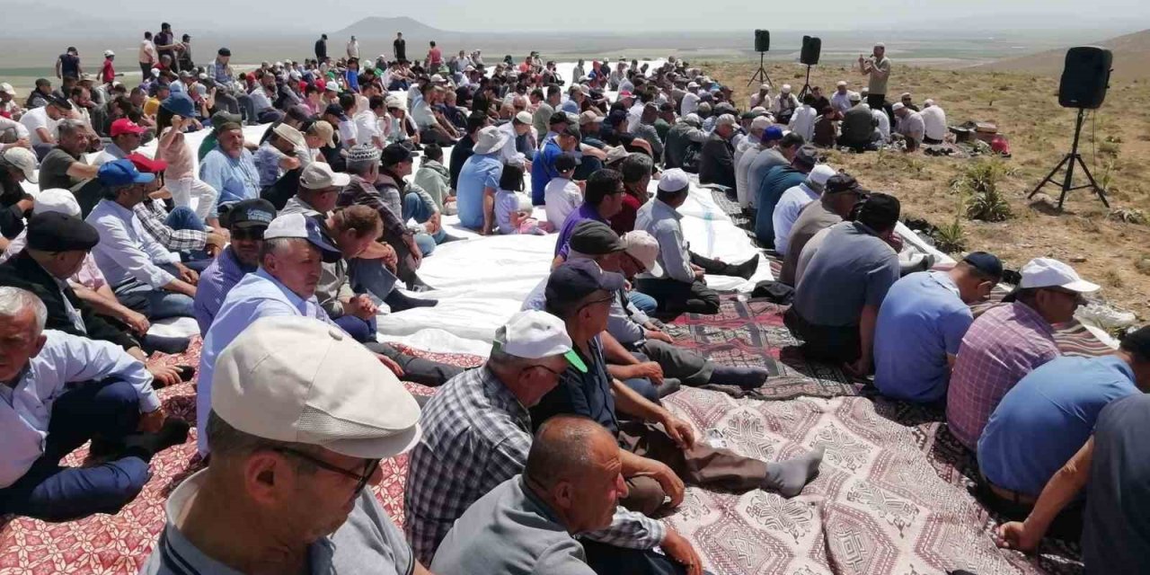 Karapınar’da Yağmur Duasına Çıkıldı