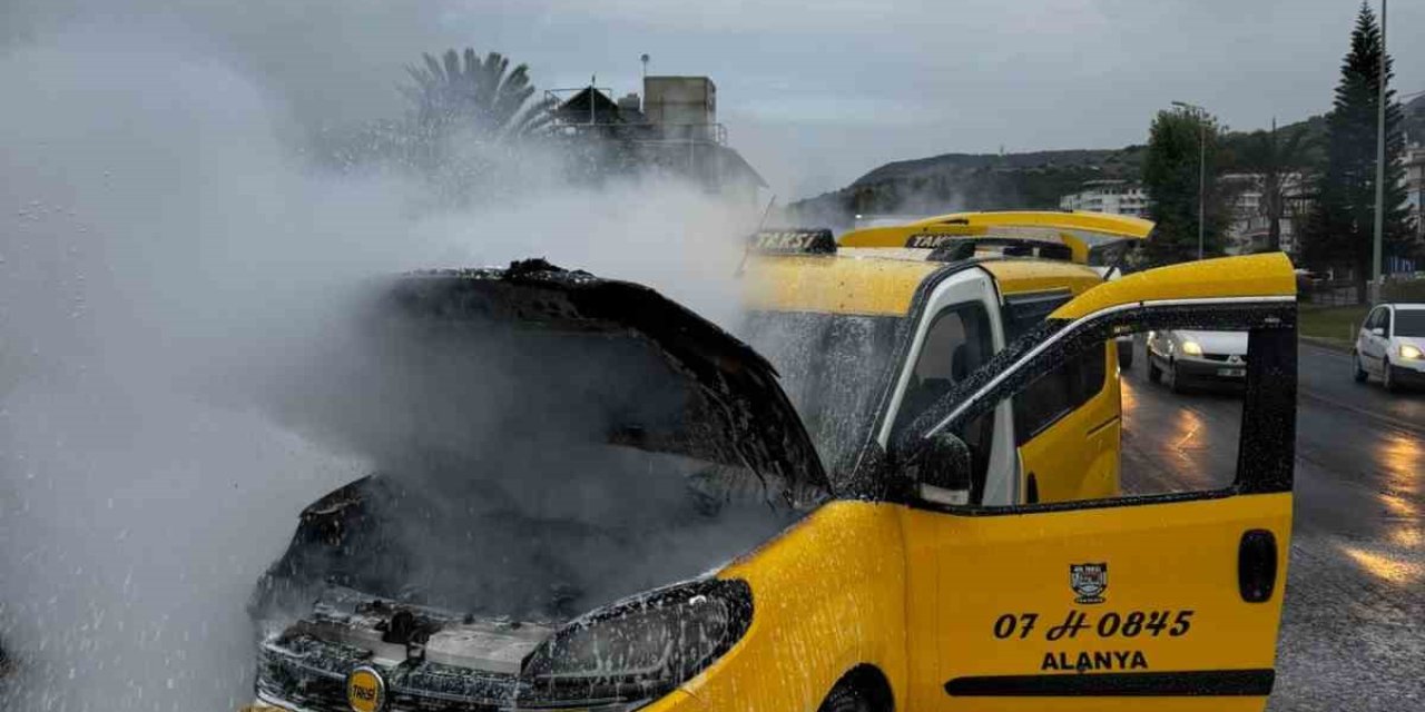 Alanya’da Seyir Halindeki Otomobil Alev Aldı