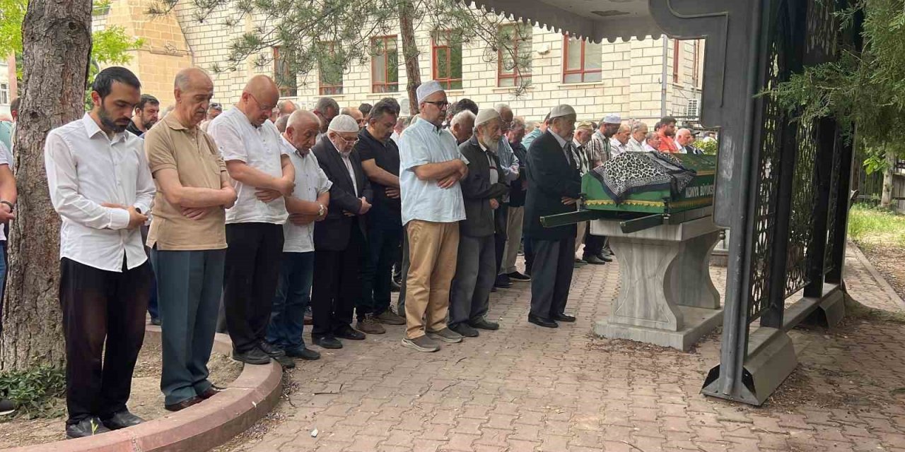 Kocası Tarafından Bıçaklanarak Öldürülen Kadın Son Yolculuğuna Uğurlandı