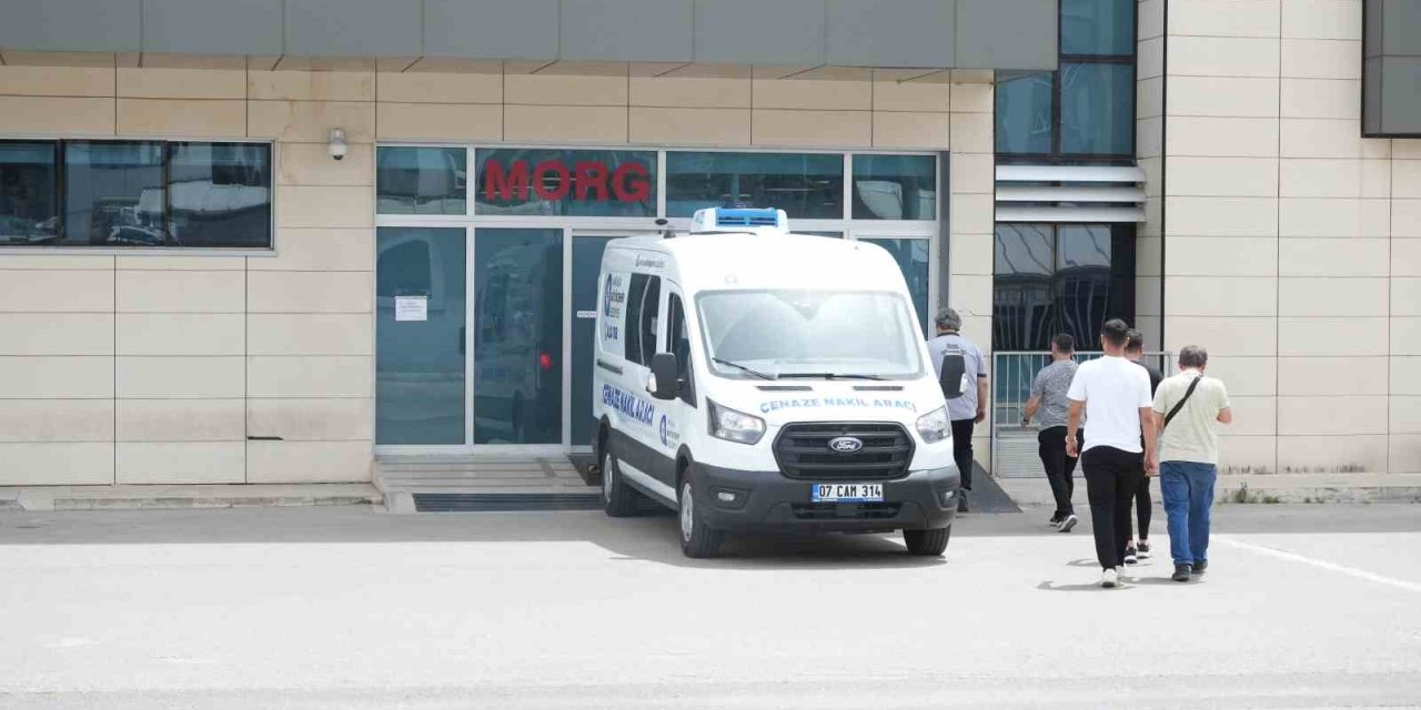 Babasının Bıçaklayarak Öldürdüğü  Gencin Cenazesi Morgdan Alındı