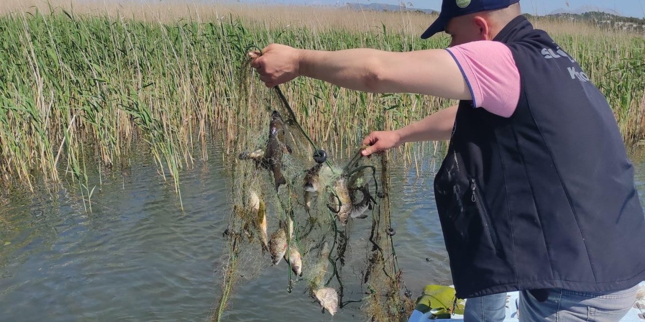 Beyşehir’de Avlanma Yasağına Rağmen Göl Sularına Serilen Metrelerce Ağ Ele Geçirildi