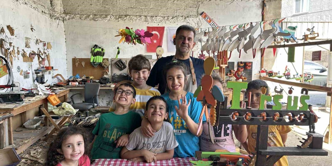 Baba, Oğul Ahşabı Oyuncağa Dönüştürüyor