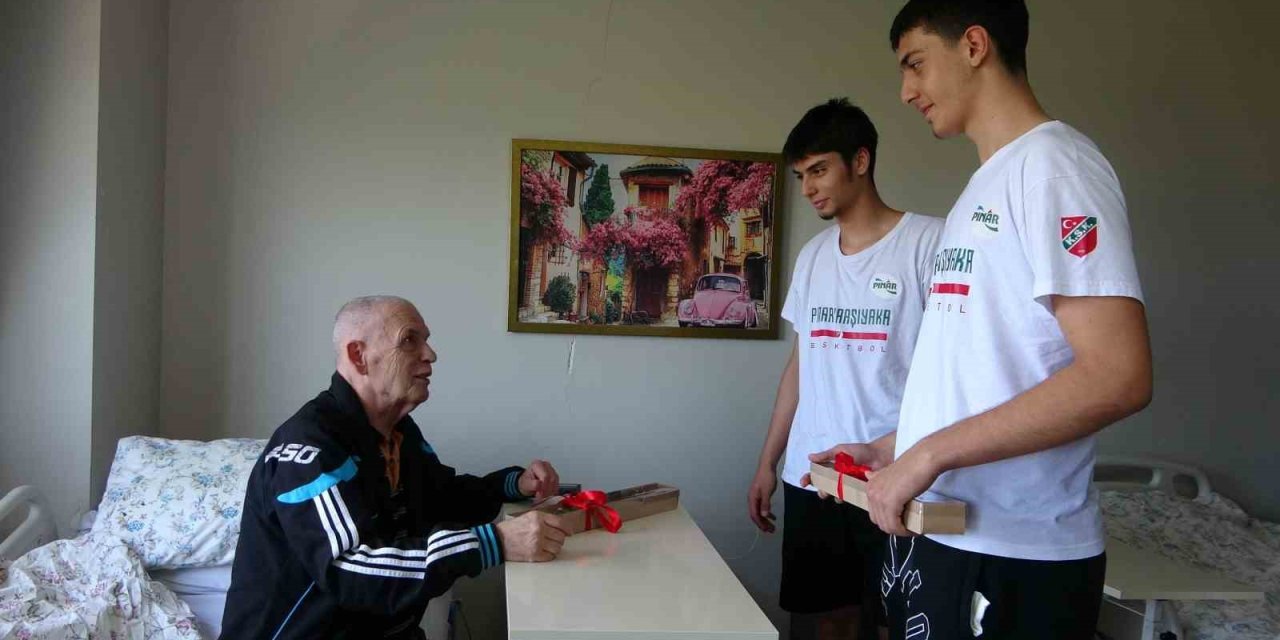 Genç Basketbolculardan Yaş Almışlara Anlamlı Ziyaret
