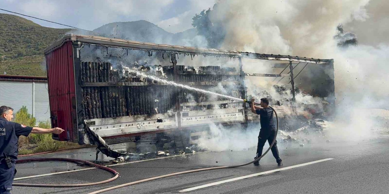 Peçete Yüklü Tır Alev Alev Yandı