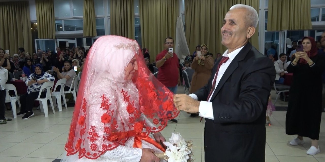 33 Yıl Sonra Gelinlik Ve Damatlık Giydiler