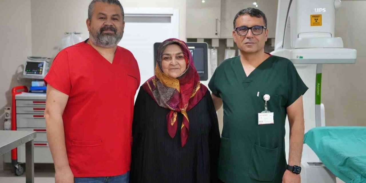 Antalya’da Diz Kireçlenmesine Çift Aşamalı Tedavi: Yürüyemeyen Hasta Ayağa Kalktı