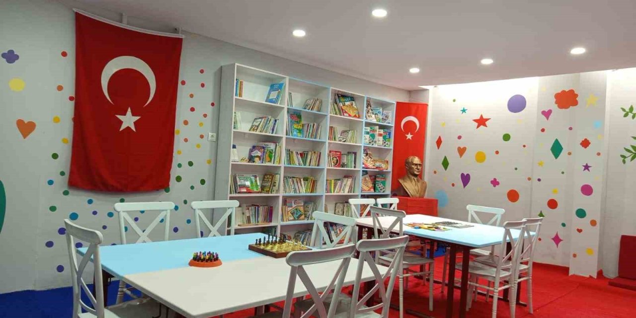 Akdenizli Öğrenciler Hatay’da Kütüphane Kurdu