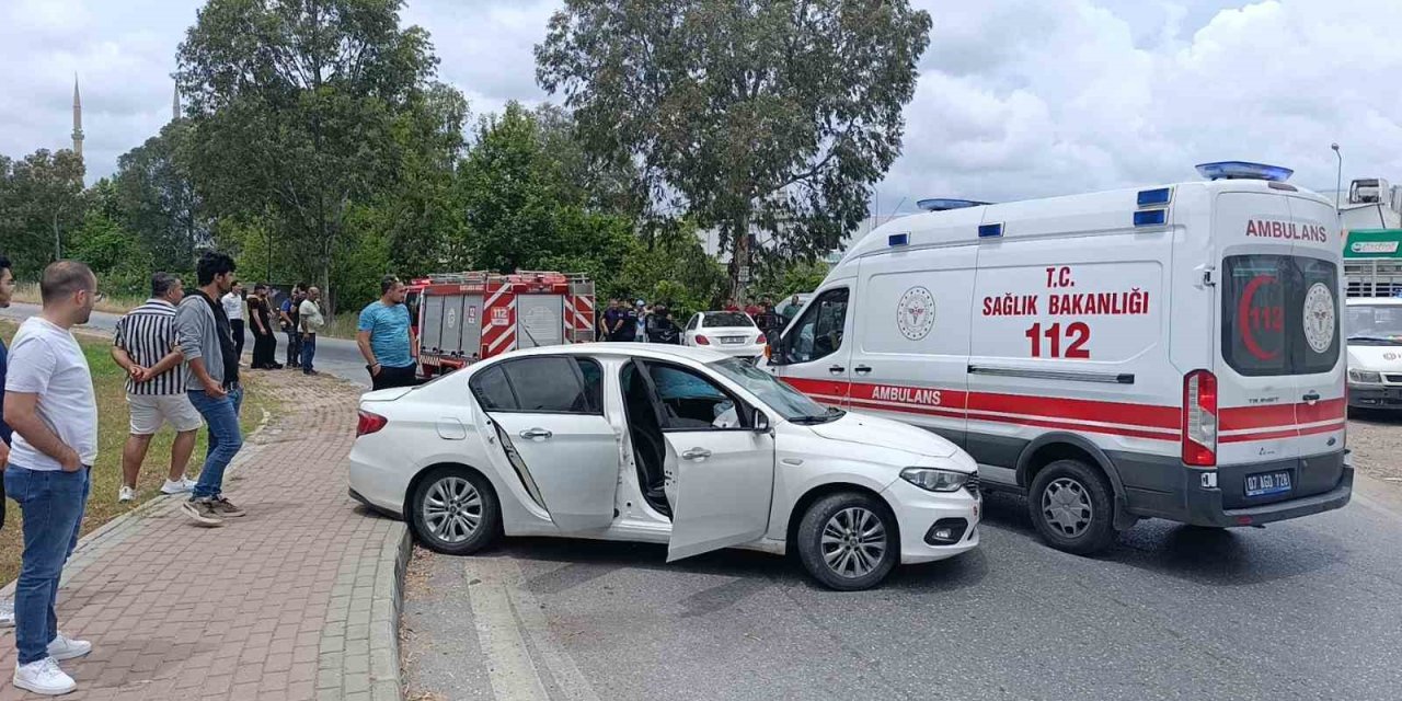 Manavgat’ta İki Otomobil Çarpıştı
