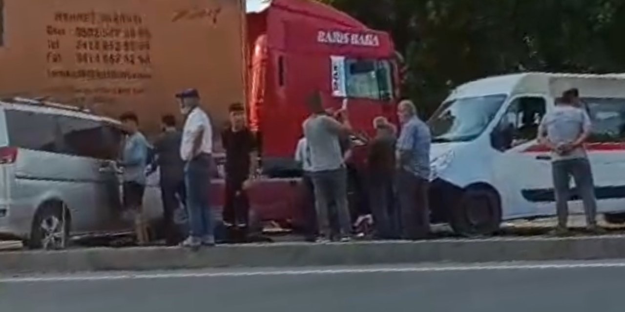 Mersin’de 3 Aracın Karıştığı Kazada 2 Kişi Yaralandı