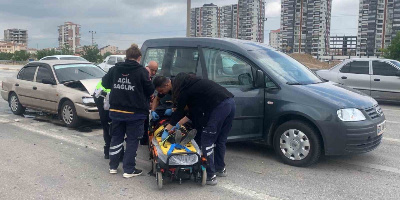 Karaman’da Işıkta Bekleyen Hafif Ticari Araca Otomobil Arkadan Çarptı: 1 Yaralı