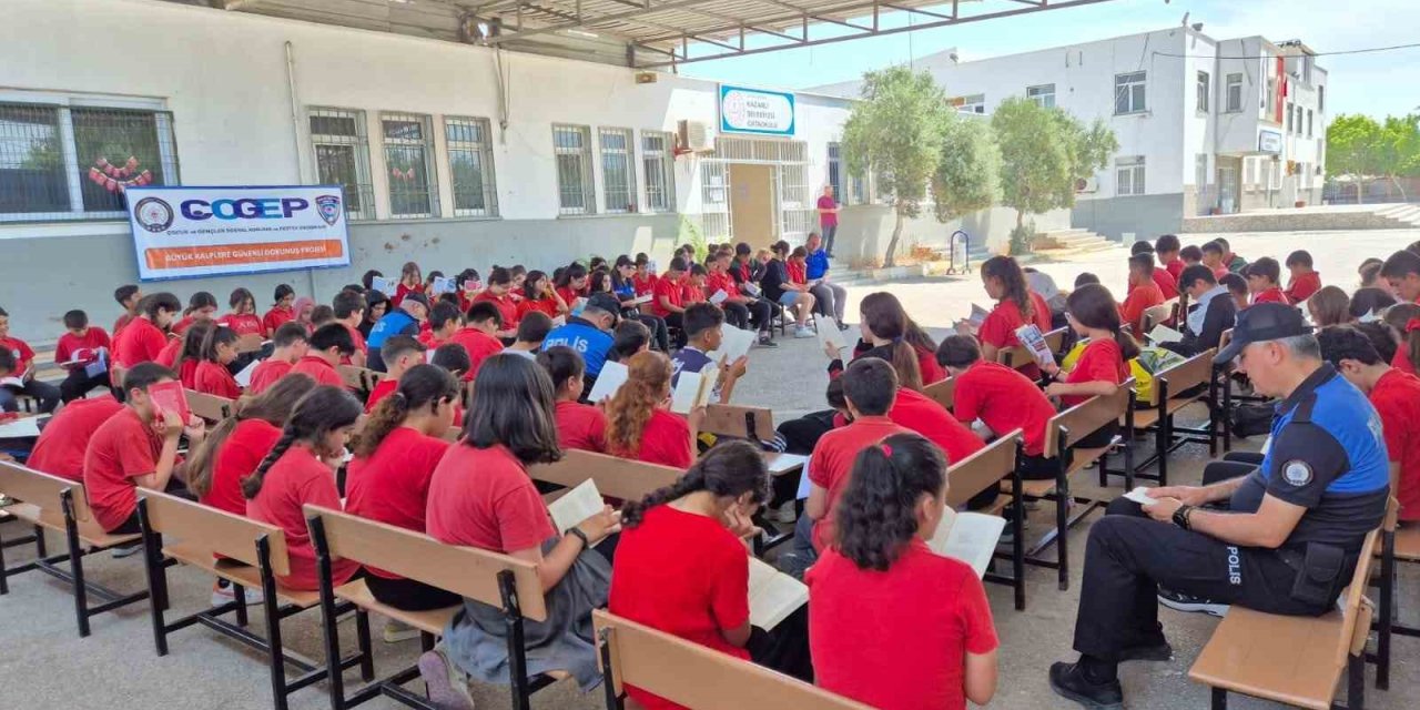 Mersin Polisi Öğrenciler İçin Okuma Etkinliği Düzenledi