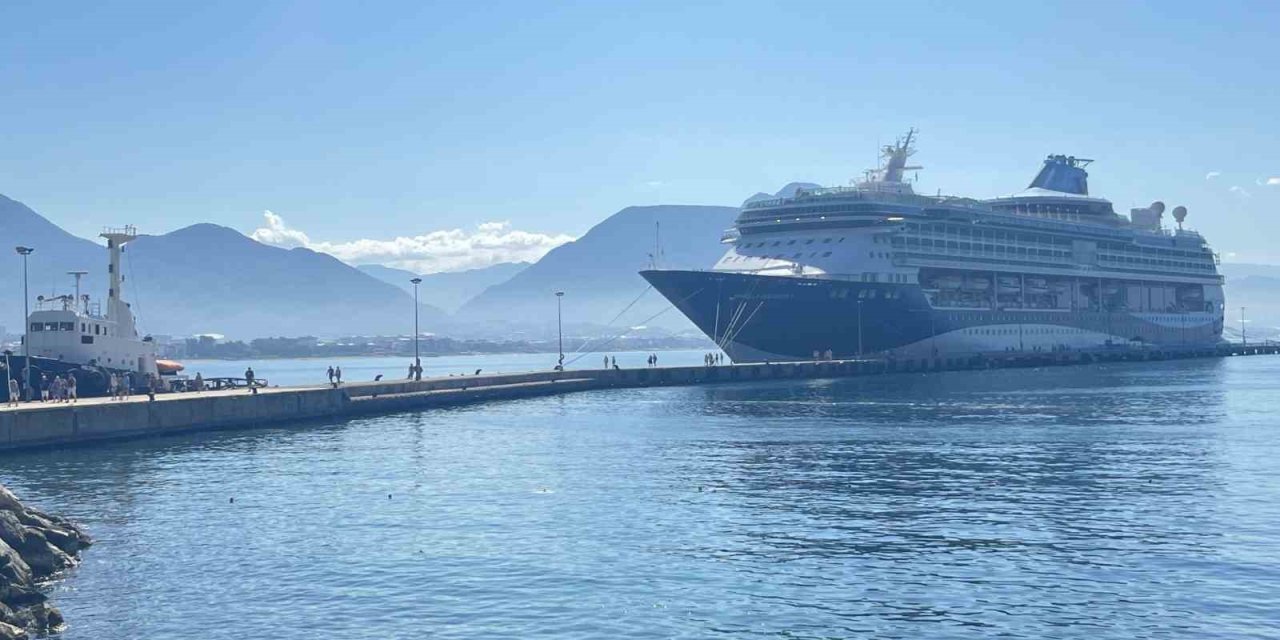 Bahama Bandıralı Kruvaziyer Alanya’ya Demirledi