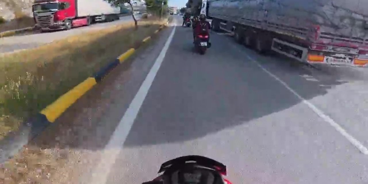 Korna Çalınmasına Sinirlendi, Tırı Motosikletlerin Üzerine Sürdü