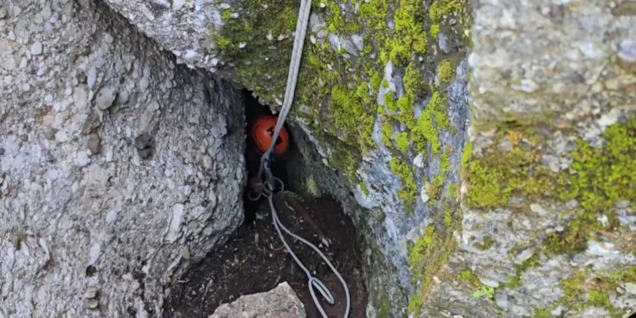 Düştüğü Mağarada 3 Gün Mahsur Kalan Keçiyi Kurtarma Ekipleri Çıkardı