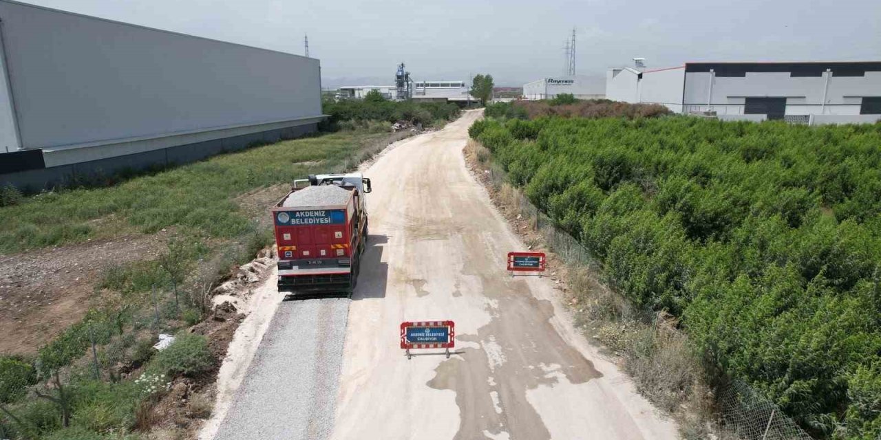 Akdeniz’de Asfalt Çalışmaları Sürüyor