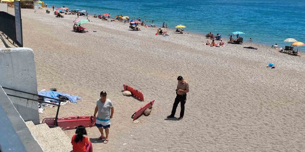 Evsiz Adam Konyaaltı Sahili’nde Ölü Bulundu