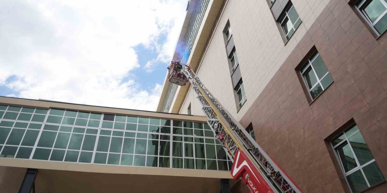 Niğde Eğitim Ve Araştırma Hastanesi’nde Gerçeğini Aratmayan Yangın Ve Kbrn Tatbikatı